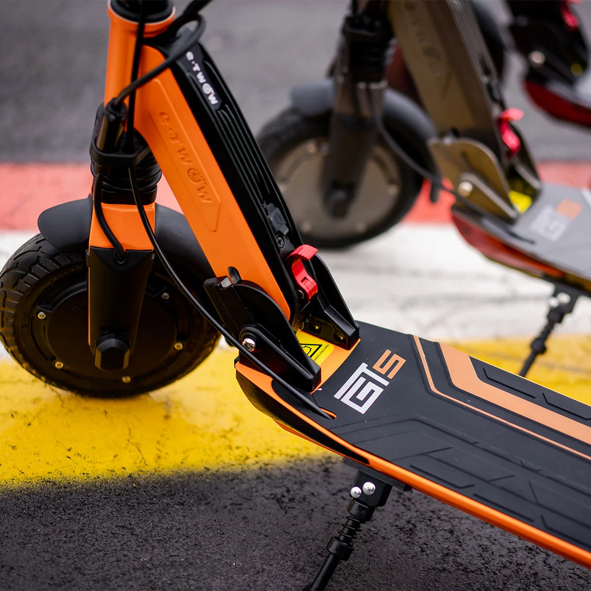 Sport version 700W motor Li-ion Battery electric scooter